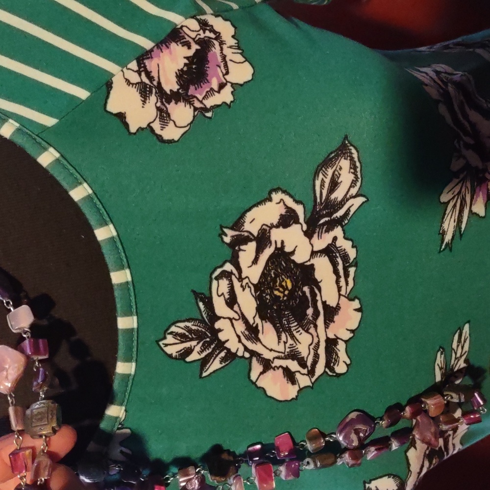 Spring/Summer Eye Candy Essentials Floral Green Women's Top with Necklace - Picture 10 of 12
